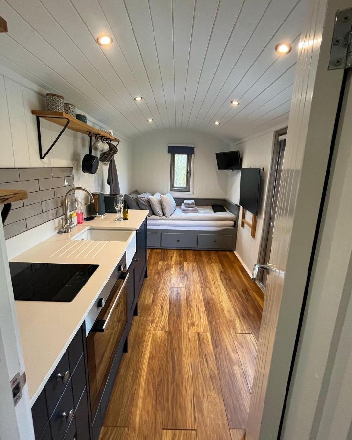 Luxury Shepherds Hut - The Sweet Pea By The Lake York Exterior photo